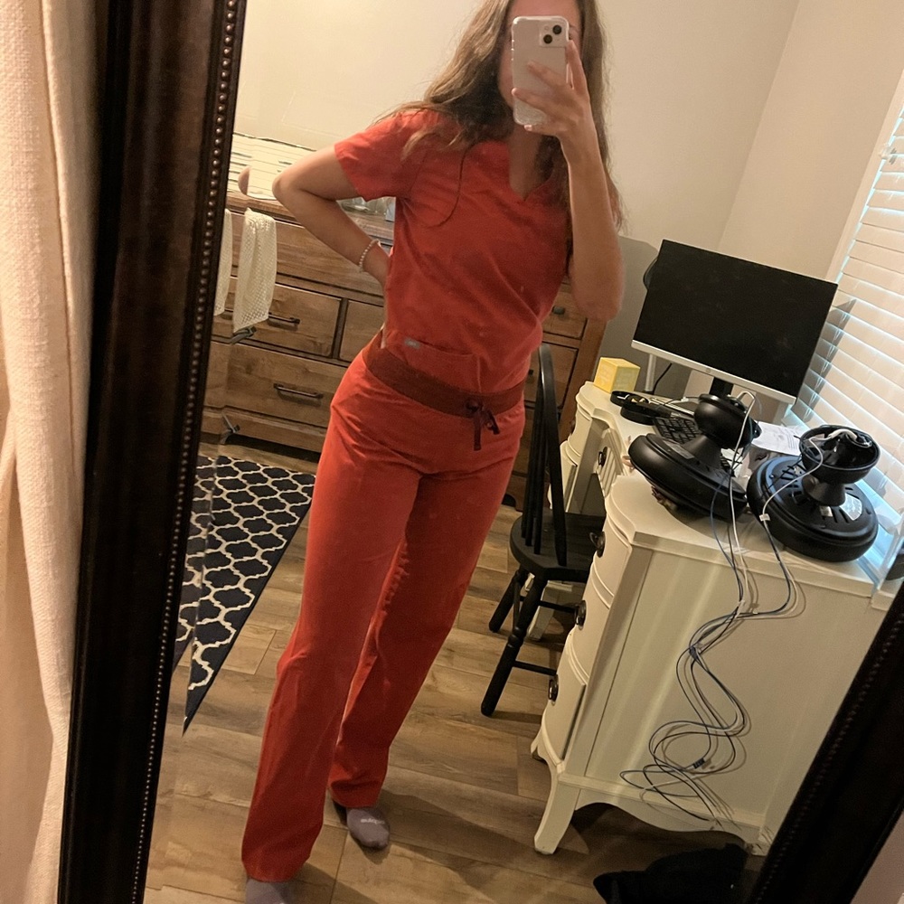 Orange/pink figs scrub set. In great condition